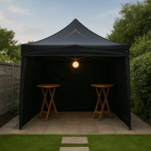 Easy up partytent 3x4,5m zwart met twee statafels en verlichting
